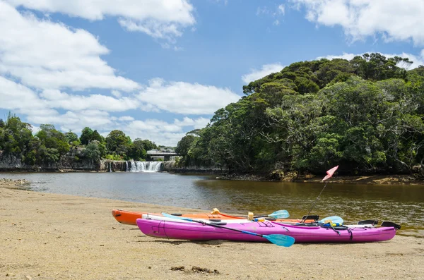 Dos kayaks frente a Haruru Falls, Nueva Zelanda —  Fotos de Stock