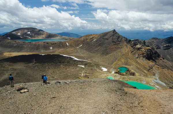 Wandelaars lopen de tongariro alpine crossing. Tongariro Nationaalpark, Nieuw-Zeeland Stockfoto