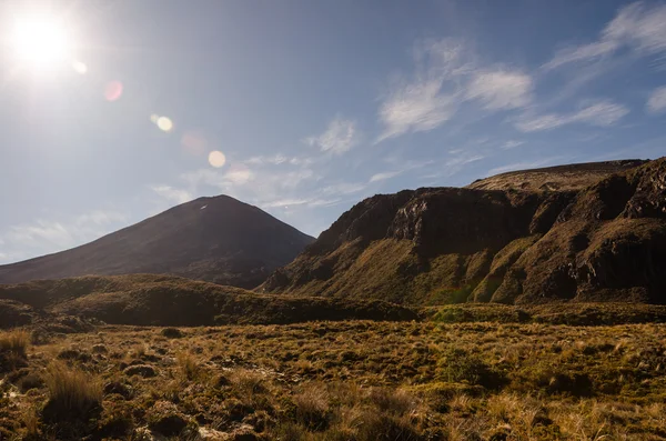 Monte Ngauruhoe con bagliore solare, Parco Nazionale del Tongariro, Nuova Zelanda Foto Stock Royalty Free