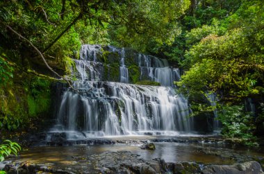 purakaunui, catlins, Yeni Zelanda'nın Güney Adası düşüyor. güzel merdiven şelale.