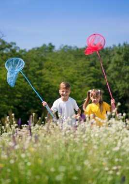 çayır üzerinde mutlu çocuk