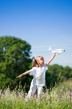 çayır üzerinde mutlu kız