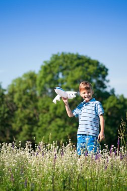 çayır üzerinde küçük çocuk