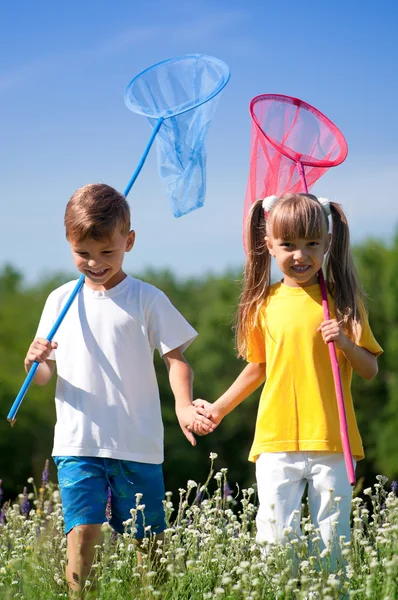 Niños felices en el prado — Foto de Stock