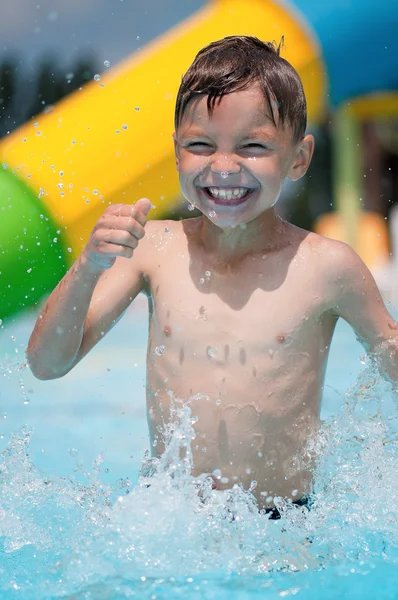 Menino no parque aquático — Fotografia de Stock