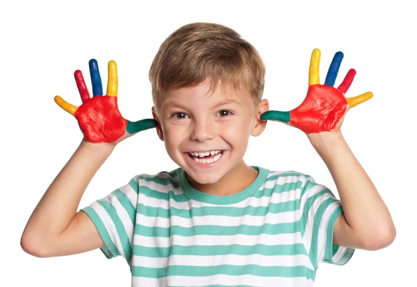 Маленький мальчик с красками на руках — стоковое фото