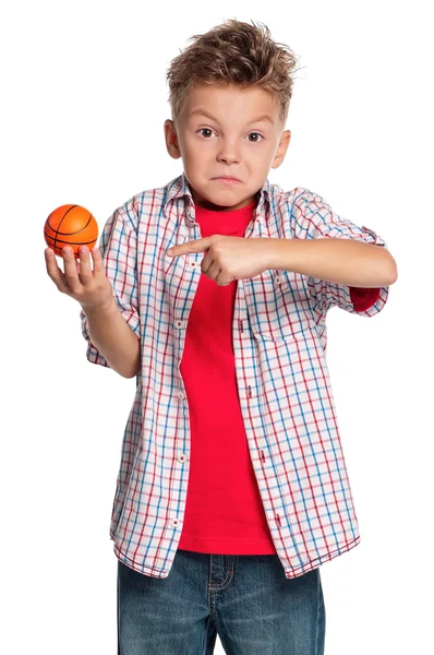 Menino com bola de basquete — Fotografia de Stock