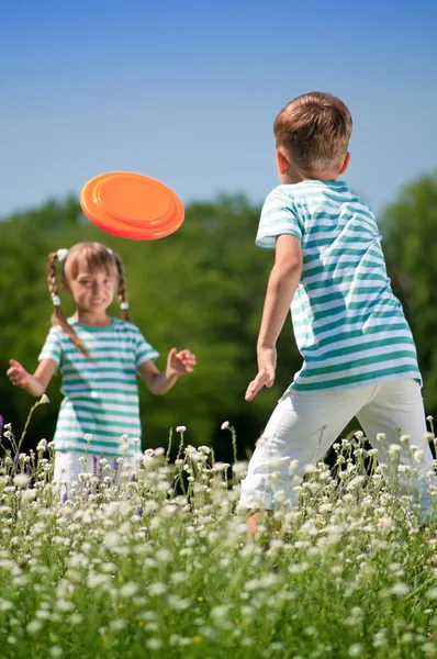 Barn spela frisbee — Stockfoto