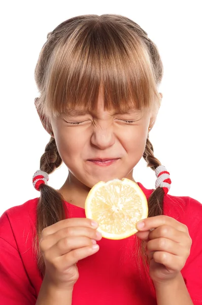 Маленька дівчинка з лимоном — стокове фото
