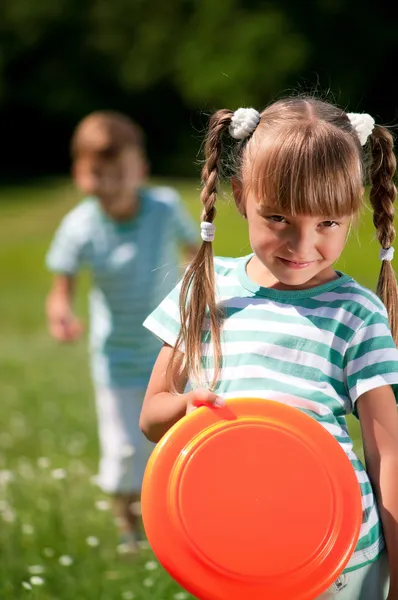 Bambini che giocano a frisbee — Foto Stock