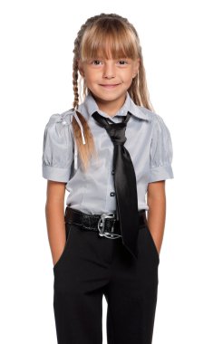 okul üniforması giyen küçük kız