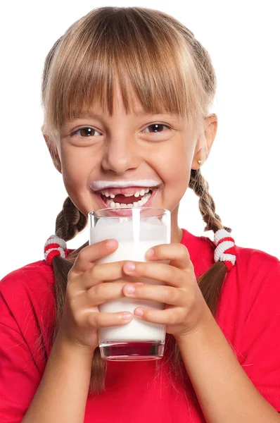 Kleines Mädchen mit Glas Milch — Stockfoto