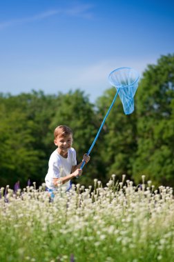 çayır üzerinde mutlu çocuk