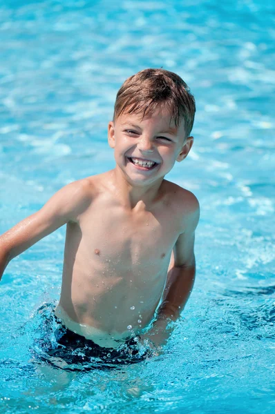 Junge im Aquapark — Stockfoto