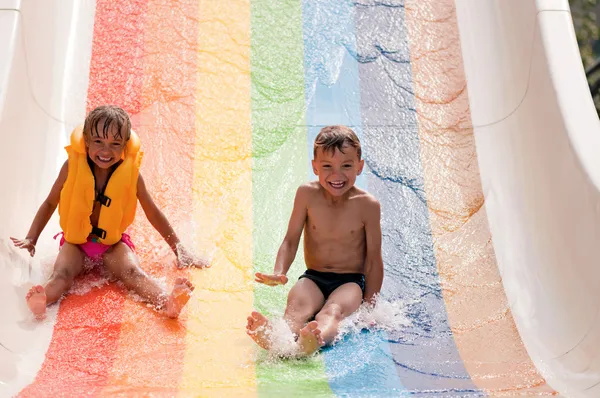 Niños en el parque acuático — Foto de Stock