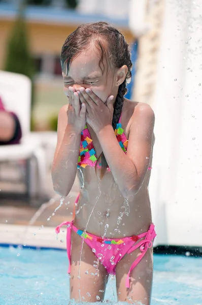 Маленька дівчинка в купальнику — стокове фото