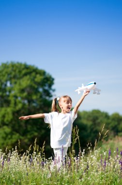 çayır üzerinde mutlu kız