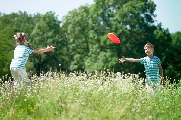 Niños jugando frisbee — Stockfoto