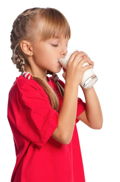 Bir bardak süt ile küçük kız — Stok fotoğraf