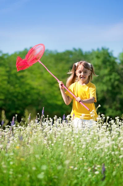 Gelukkig meisje op weide — Stockfoto