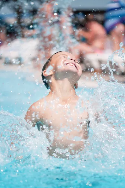 Junge im Aquapark — Stockfoto