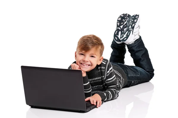 Jongen met laptop — Stockfoto