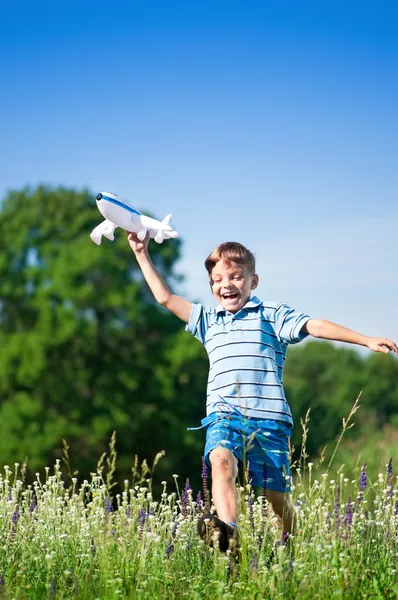 Junge mit Flugzeug — Stockfoto