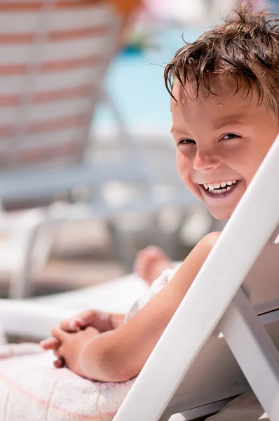 Niño feliz en la silla de cubierta — Foto de Stock