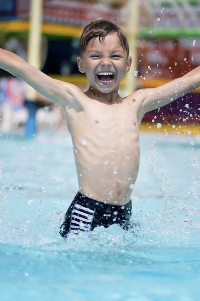 Pojke på aqua park — Stockfoto