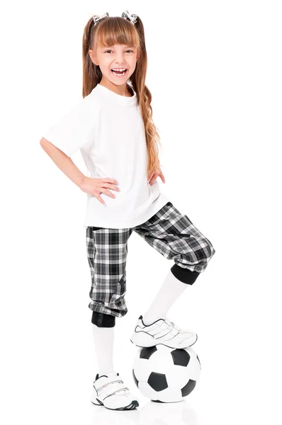 Маленькая девочка с футбольным мячом — стоковое фото