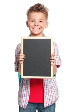 küçük yazı tahtası ile çocuk