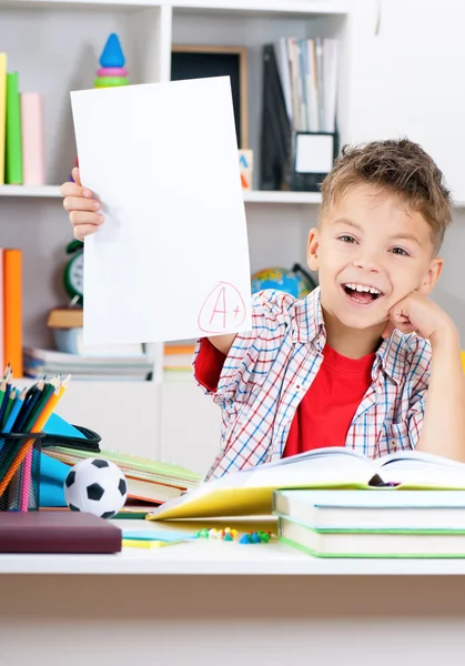 Jongen doet huiswerk — Stockfoto