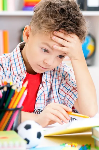 Chico haciendo tarea —  Fotos de Stock