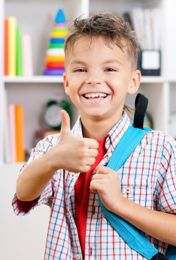 Çocuk ödevini yapıyor.