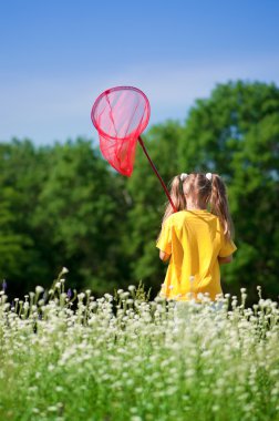 çayır üzerinde mutlu kız