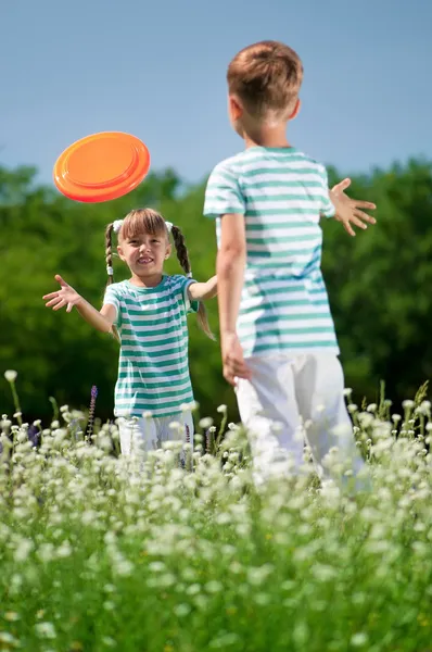 Bambini che giocano a frisbee — Foto Stock