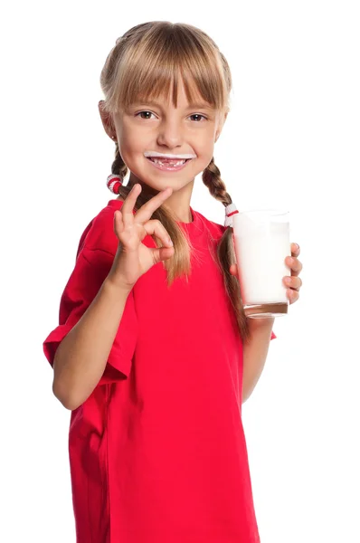 दूध के ग्लास के साथ छोटी लड़की — स्टॉक फ़ोटो, इमेज