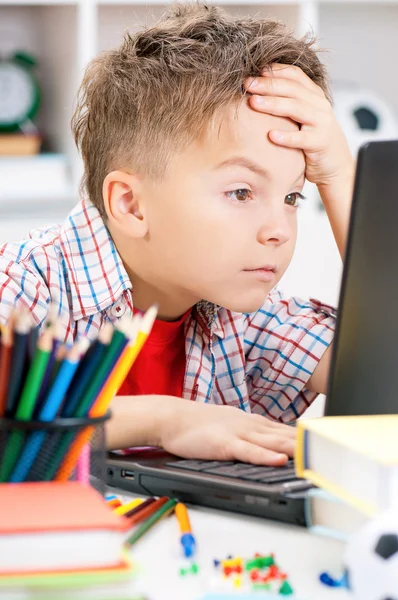 Chico haciendo tarea — Foto de Stock