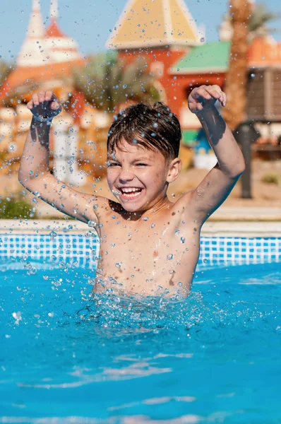 Boy v bazénu — Stock fotografie