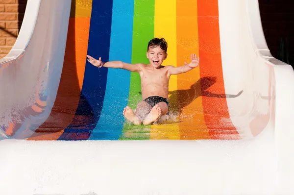 Pojke på aqua park — Stockfoto