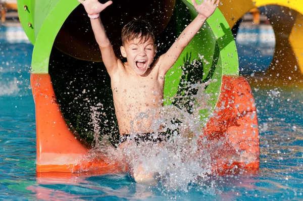 Pojke på aqua park — Stockfoto