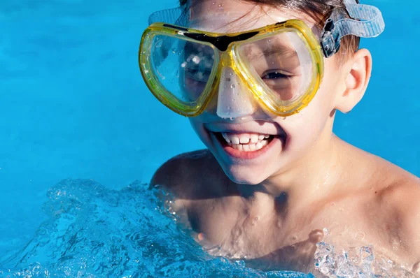 Junge im Pool — Stockfoto