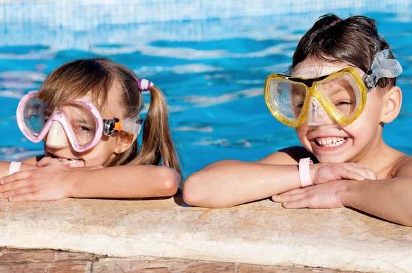 수영장에서 아이 들 — 스톡 사진