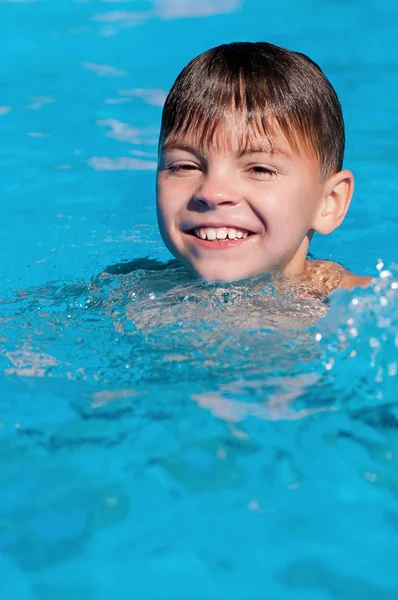 Junge im Pool — Stockfoto