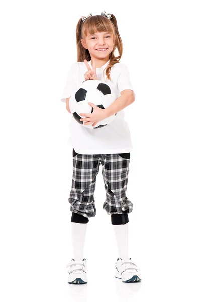 Маленькая девочка с футбольным мячом — стоковое фото