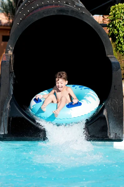 Pojke på aqua park — Stockfoto