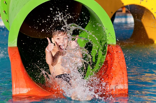 Pojke på aqua park — Stockfoto