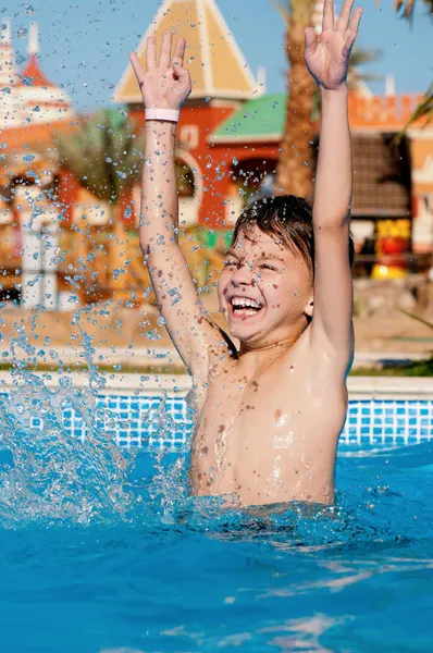 Junge im Pool — Stockfoto