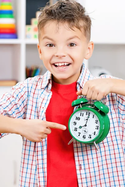 Menino com despertador — Fotografia de Stock