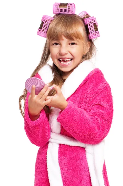 Klein meisje in roze badjas — Stockfoto